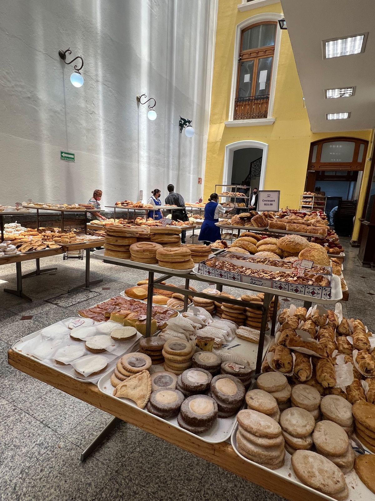 Pastelería Ideal

このパン屋さんは美味しそうだった
お客...