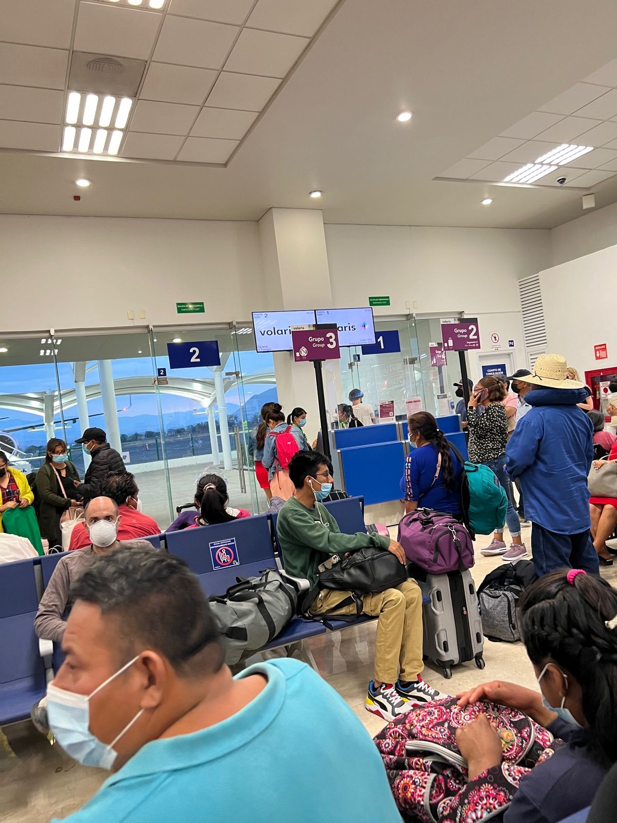 空港でのカオス再び😫


まずはチェックインしようとしたら
今機械が壊れて...