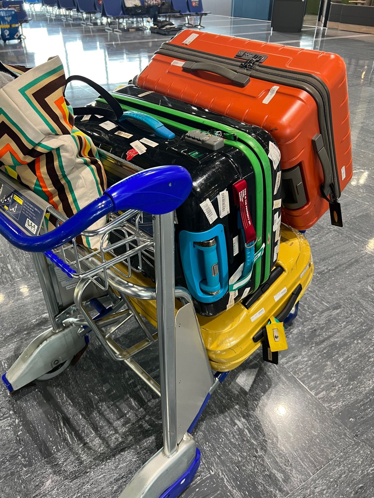 移住者ですか？的な荷物の多さ💦

初めて国際線のスイートラウンジを使ったん...