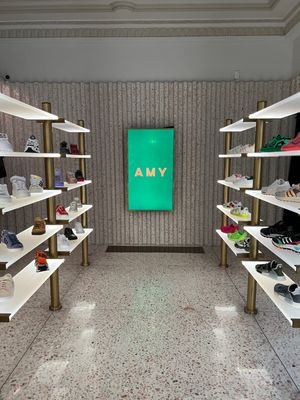 このオシャレな建物の2階にあるAMYというショップ

可愛いスニーカーがた...