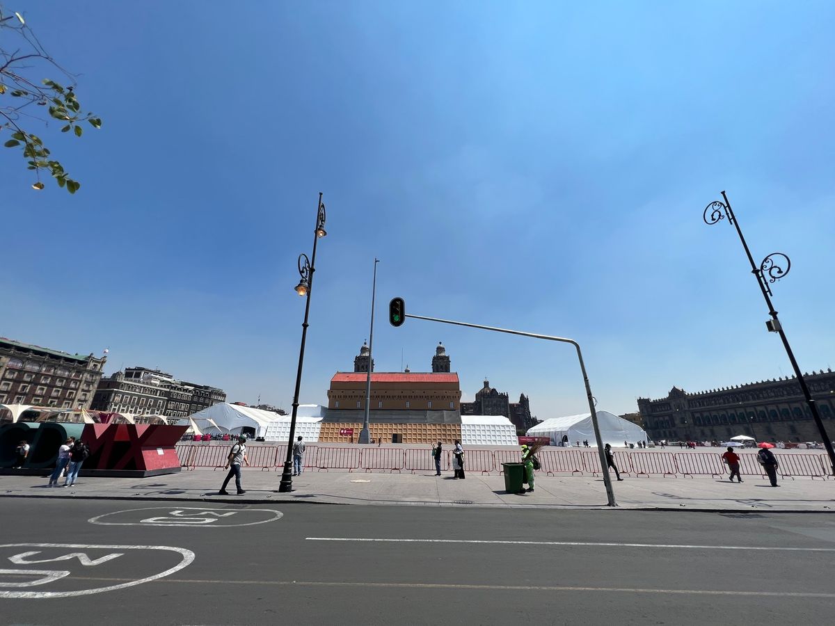 この旅初めてのソカロへ

ここはメキシコシティといえば！！的な大きな国旗が...