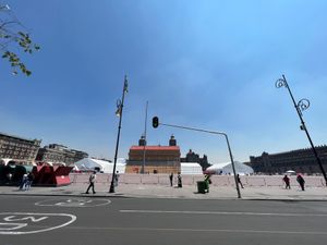 この旅初めてのソカロへ

ここはメキシコシティといえば！！的な大きな国旗が...