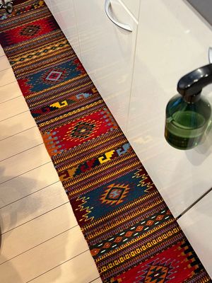 オアハカで買ったタペテをキッチンに敷いたら
早速愛犬がキッチンにいるときは...
