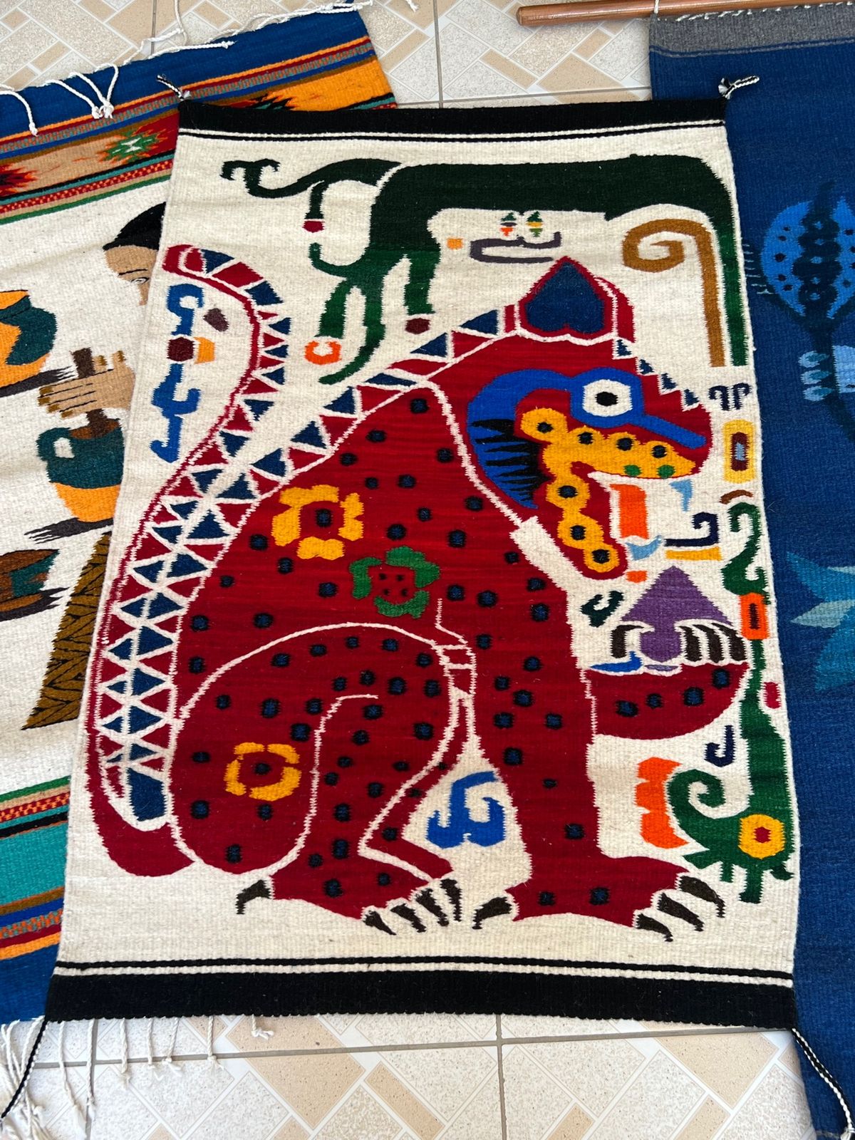 これまたタクシーのおっちゃんの友達の工房
ここはコヨーテ柄とミロモチーフの...