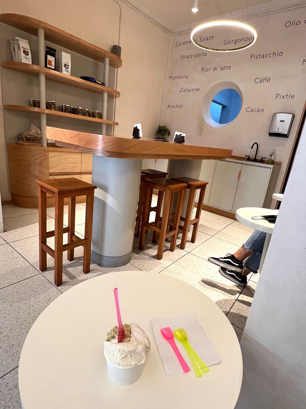 Joe Gelato

歩き疲れたので
ジェラート屋さんで休憩

この日も...