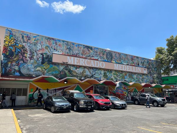 メキシコ・メキシコシティ「帰国後待機がなくなったのでついに海外旅行再開🙌」の写真：メデジン市場

コロナ禍のせいなのか？
...
