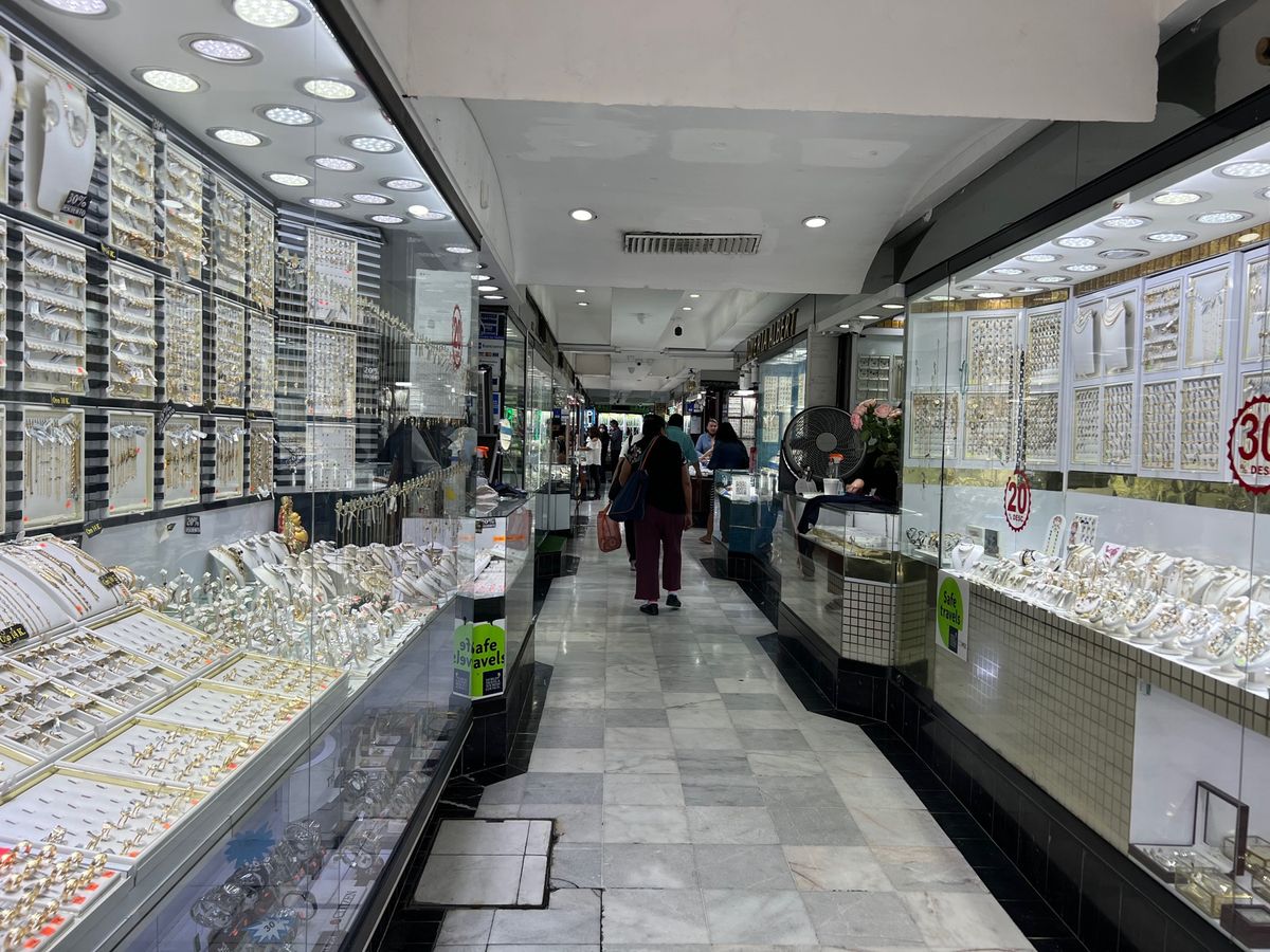 この旅初めてのソカロへ

ここはメキシコシティといえば！！的な大きな国旗が...