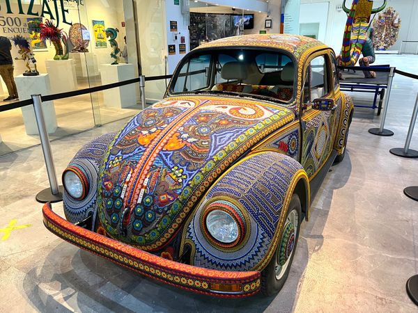 メキシコ・メキシコシティ「帰国後待機がなくなったのでついに海外旅行再開🙌」の写真：民芸品博物館

入口に飾ってある車🚗
可愛い😍
