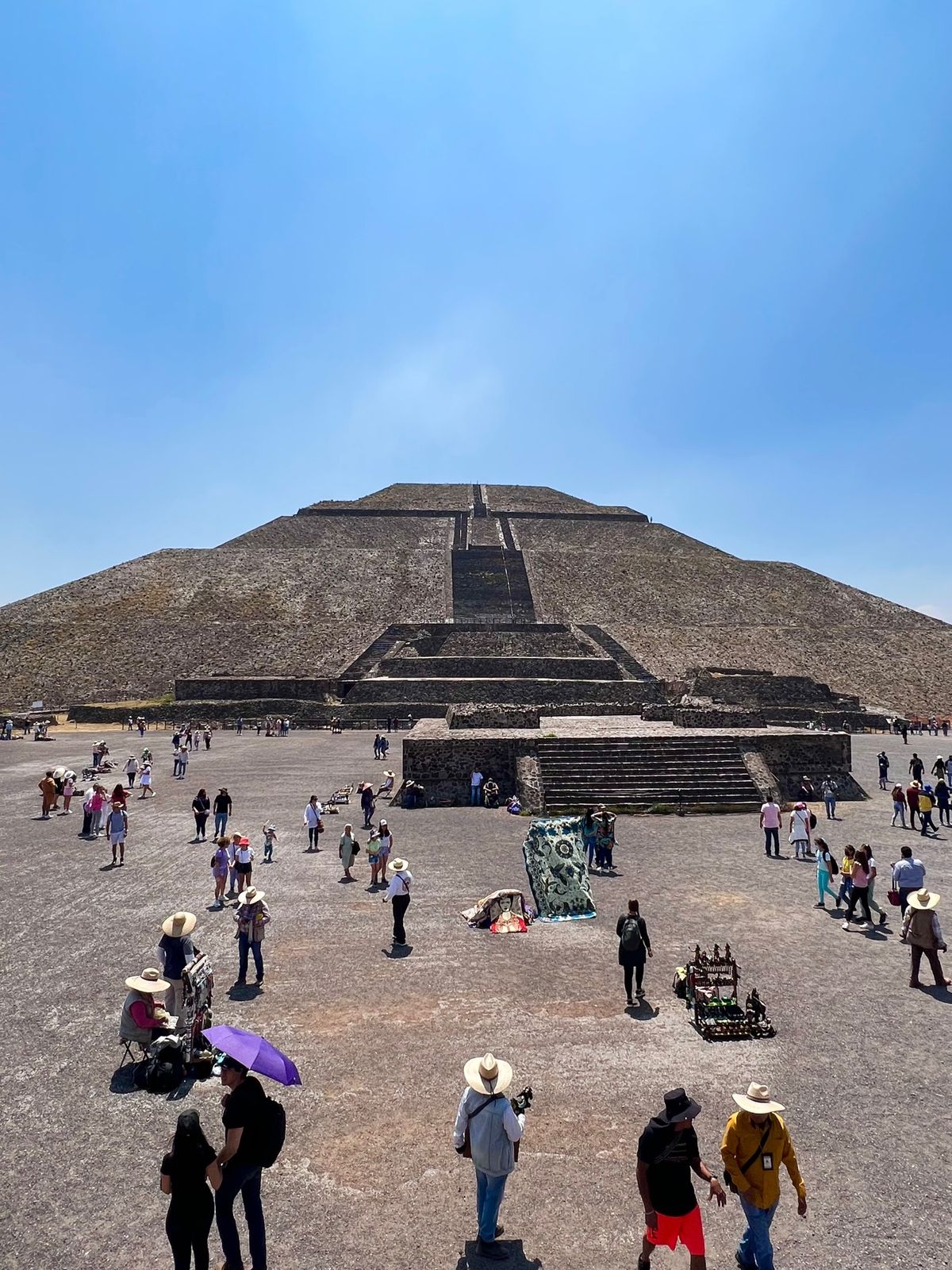 太陽のピラミッド

月のピラミッドに比べるとかなり大きい！
そして広場には...