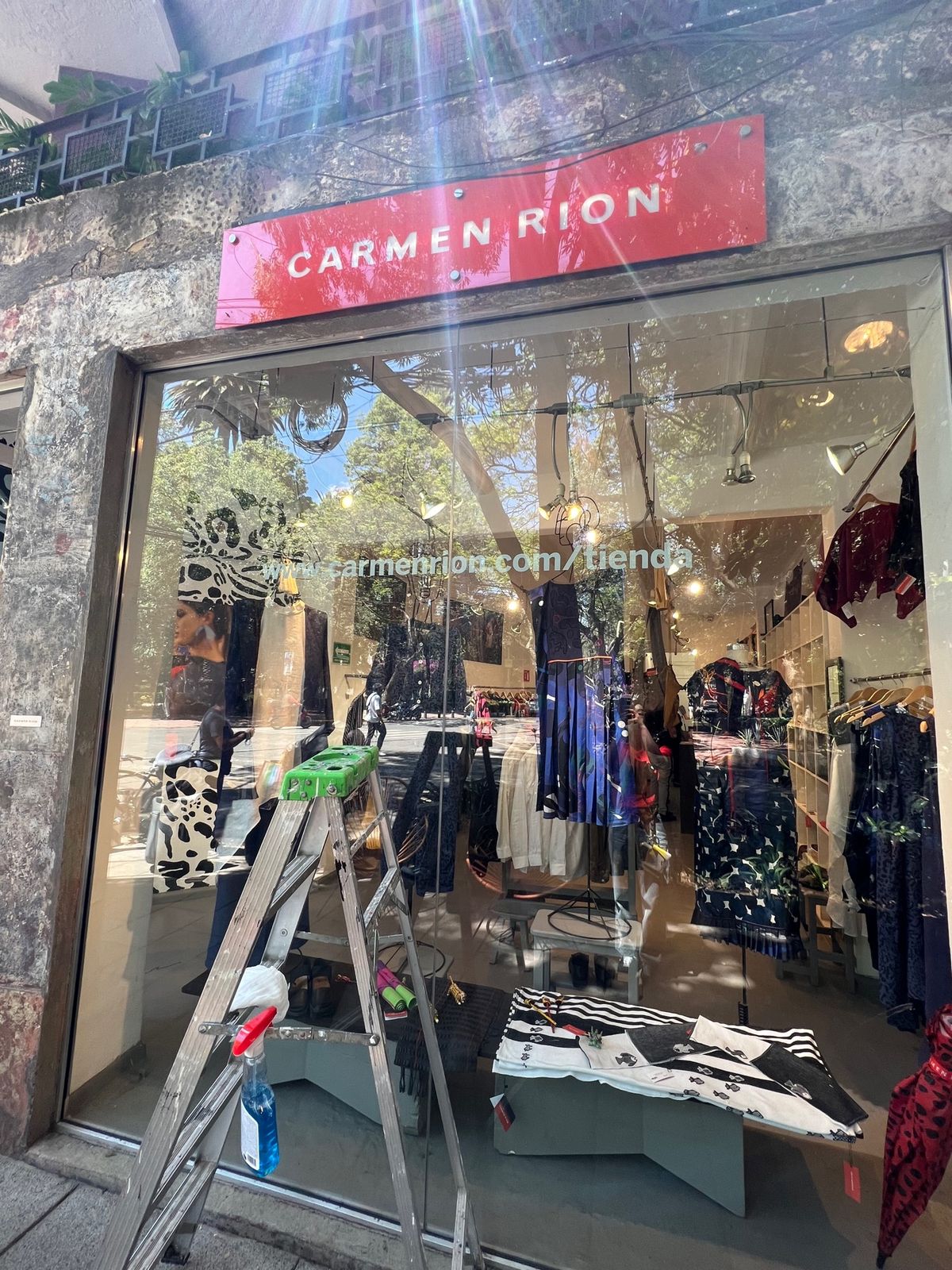 この日はメキシコ公園付近をウロウロ

歩いてたら鯉のぼりが目に入って
え！...