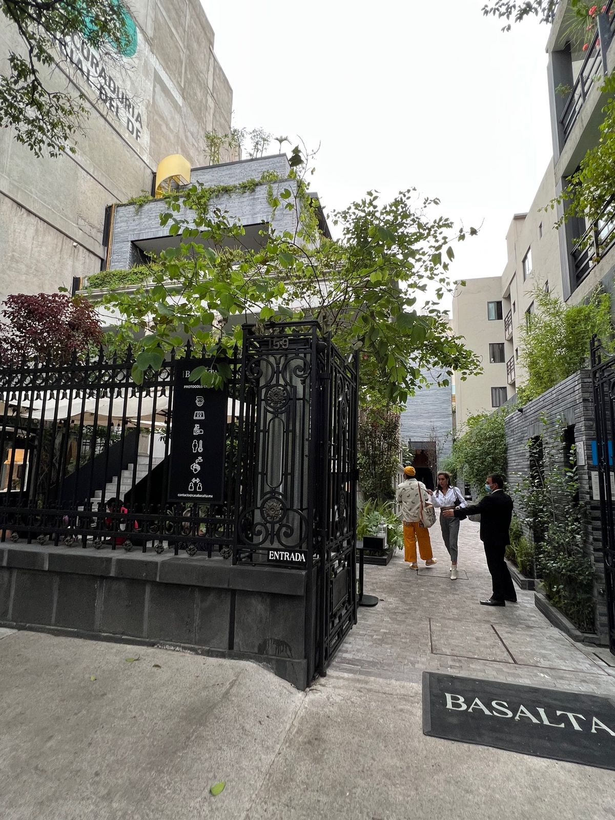 このオシャレな建物の2階にあるAMYというショップ

可愛いスニーカーがた...