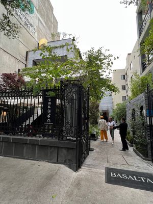 このオシャレな建物の2階にあるAMYというショップ

可愛いスニーカーがた...