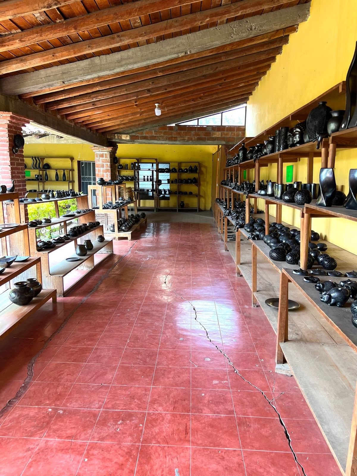 素焼きの村のあとは
黒い陶器の村で有名な
サンバルトロコヨテペックへ🚘

...