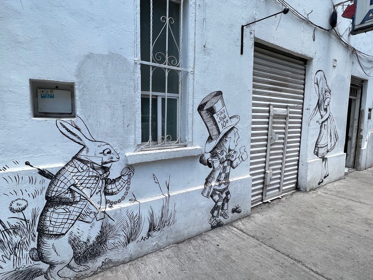 ハイエナとアリスのストリートアート可愛い😍