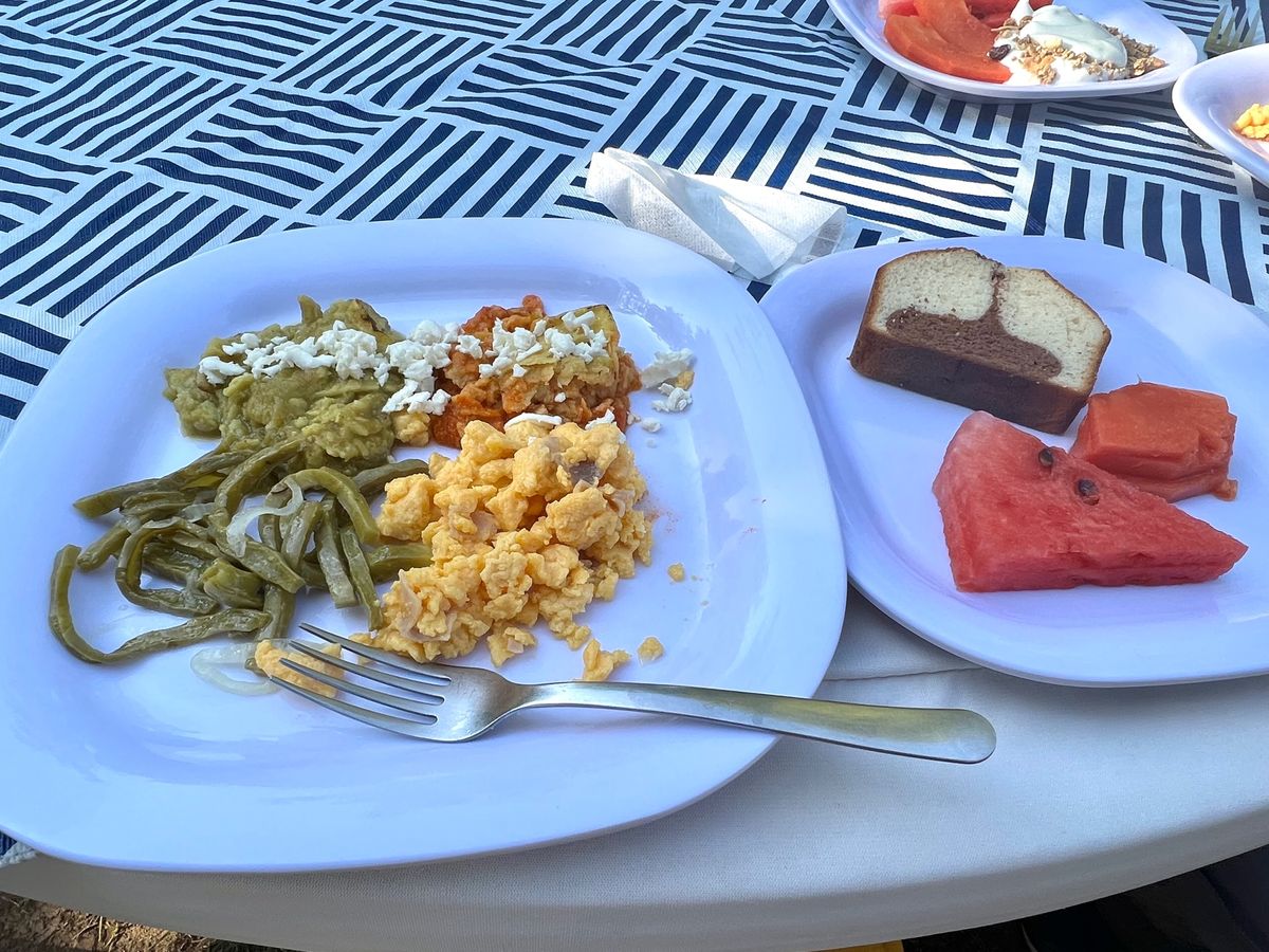 フライトが終わったら朝食タイム
席は自由だったけど、自然とさっきのフライト...