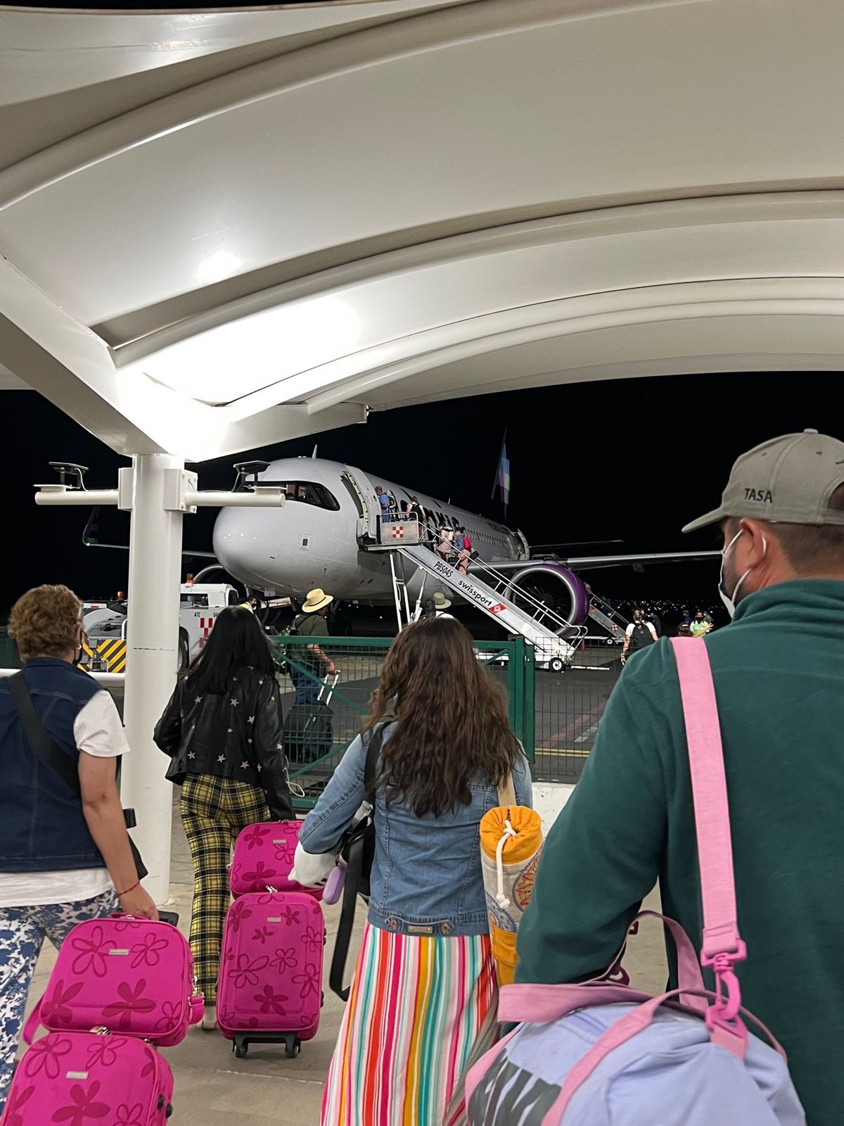 空港でのカオス再び😫


まずはチェックインしようとしたら
今機械が壊れて...