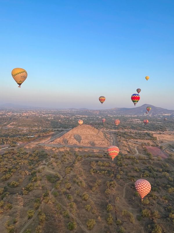 メキシコ・メキシコシティ「帰国後待機がなくなったのでついに海外旅行再開🙌」の写真：テオティワカンの町の上を過ぎたら
だんだ...