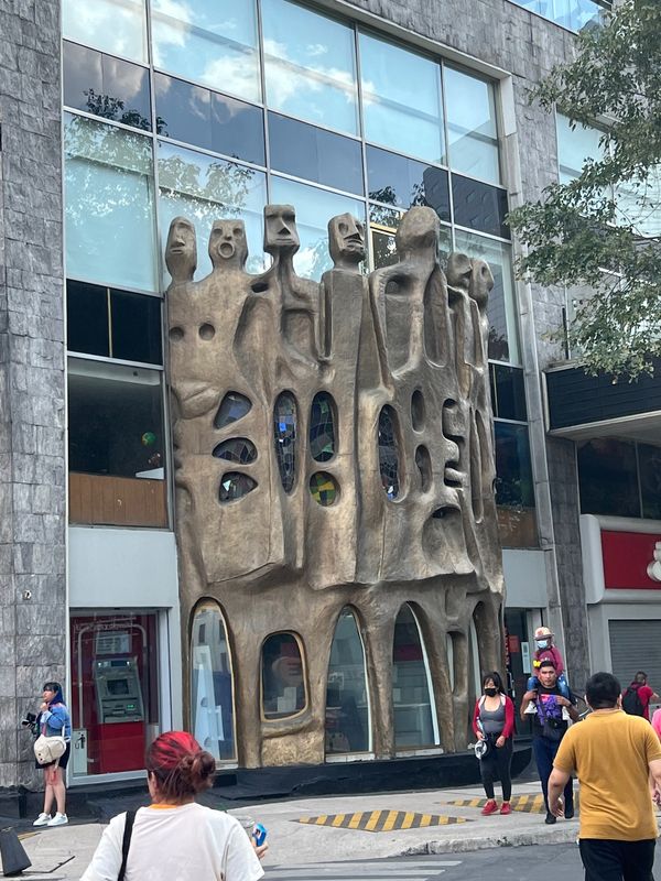 メキシコ・メキシコシティ「帰国後待機がなくなったのでついに海外旅行再開🙌」の写真：メキシコの街は
突然こんな謎のモニュメン...