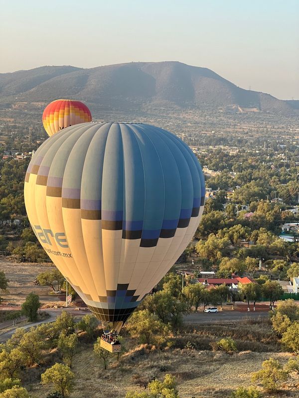 メキシコ・メキシコシティ「帰国後待機がなくなったのでついに海外旅行再開🙌」の写真：遺跡が近づいてくると
今度は低い高度で飛...