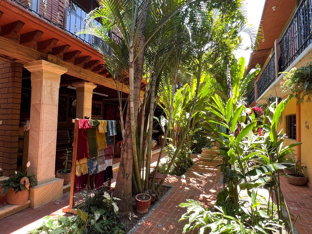 ここもタクシーのおっちゃんの友達の工房

ここのおじさんは英語がめっちゃ流...