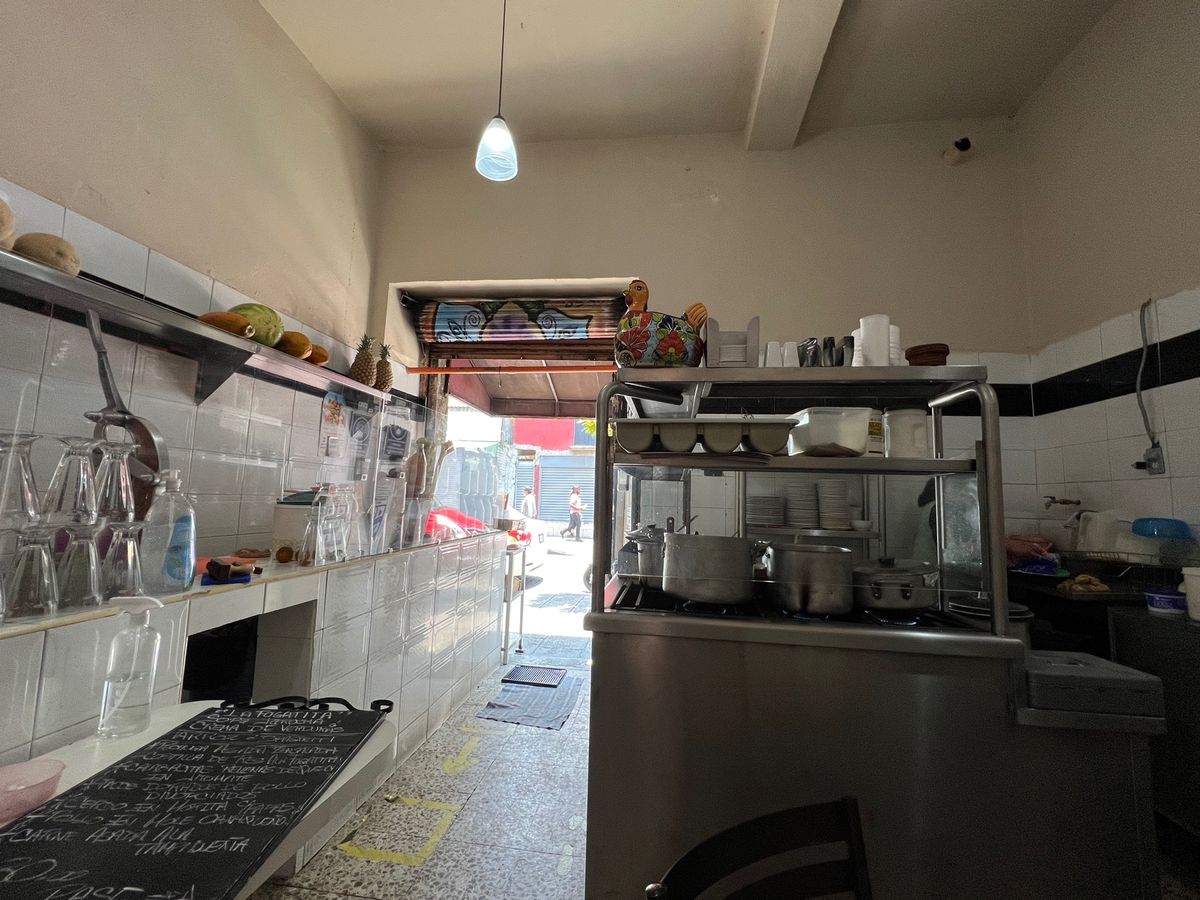 あまりに暑かったのでフルーツスタンドみたいなお店で休憩

あまり甘くなかっ...