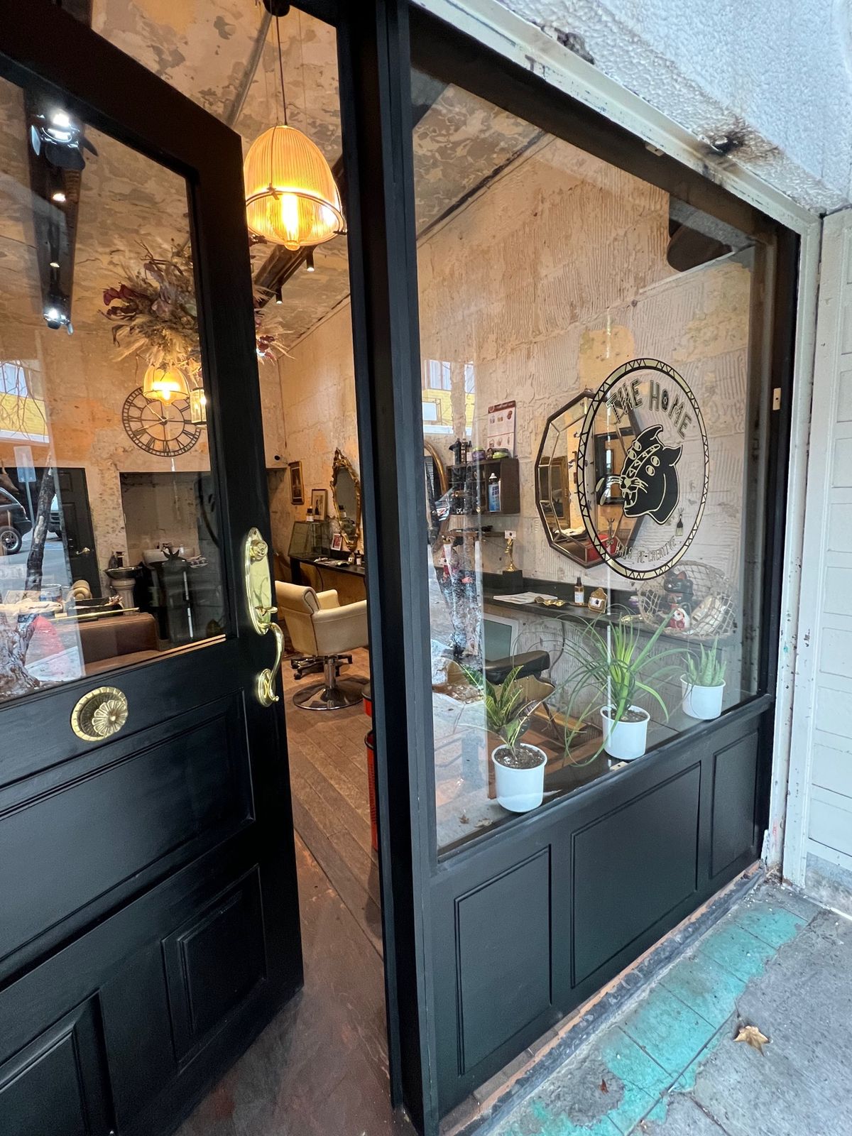 この日はノリくんのお店で髪をカットしてもらうことに

路面店はオープンした...