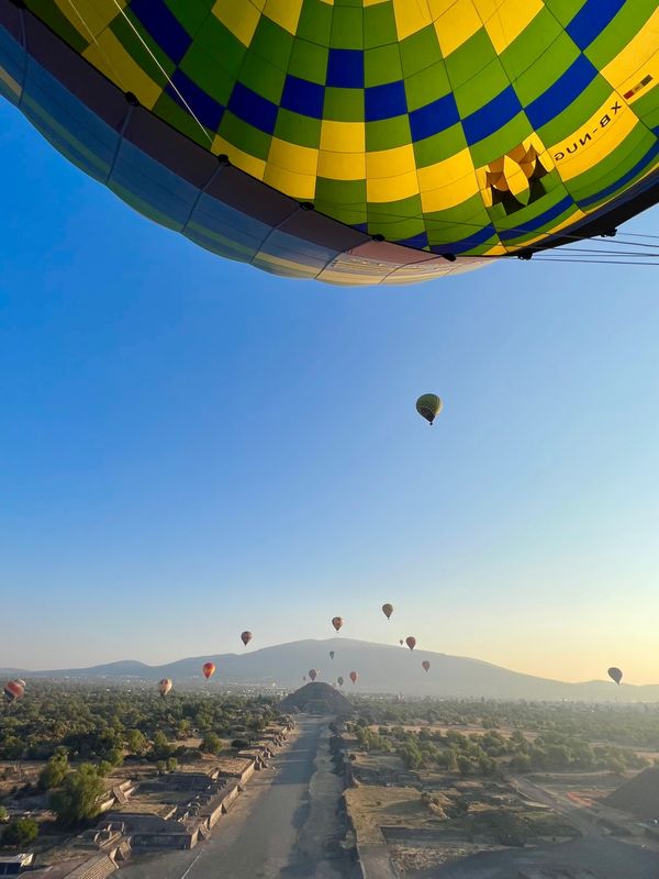 メキシコ・メキシコシティ「帰国後待機がなくなったのでついに海外旅行再開🙌」の写真：太陽のピラミッドと
死者の道の先に続く月...