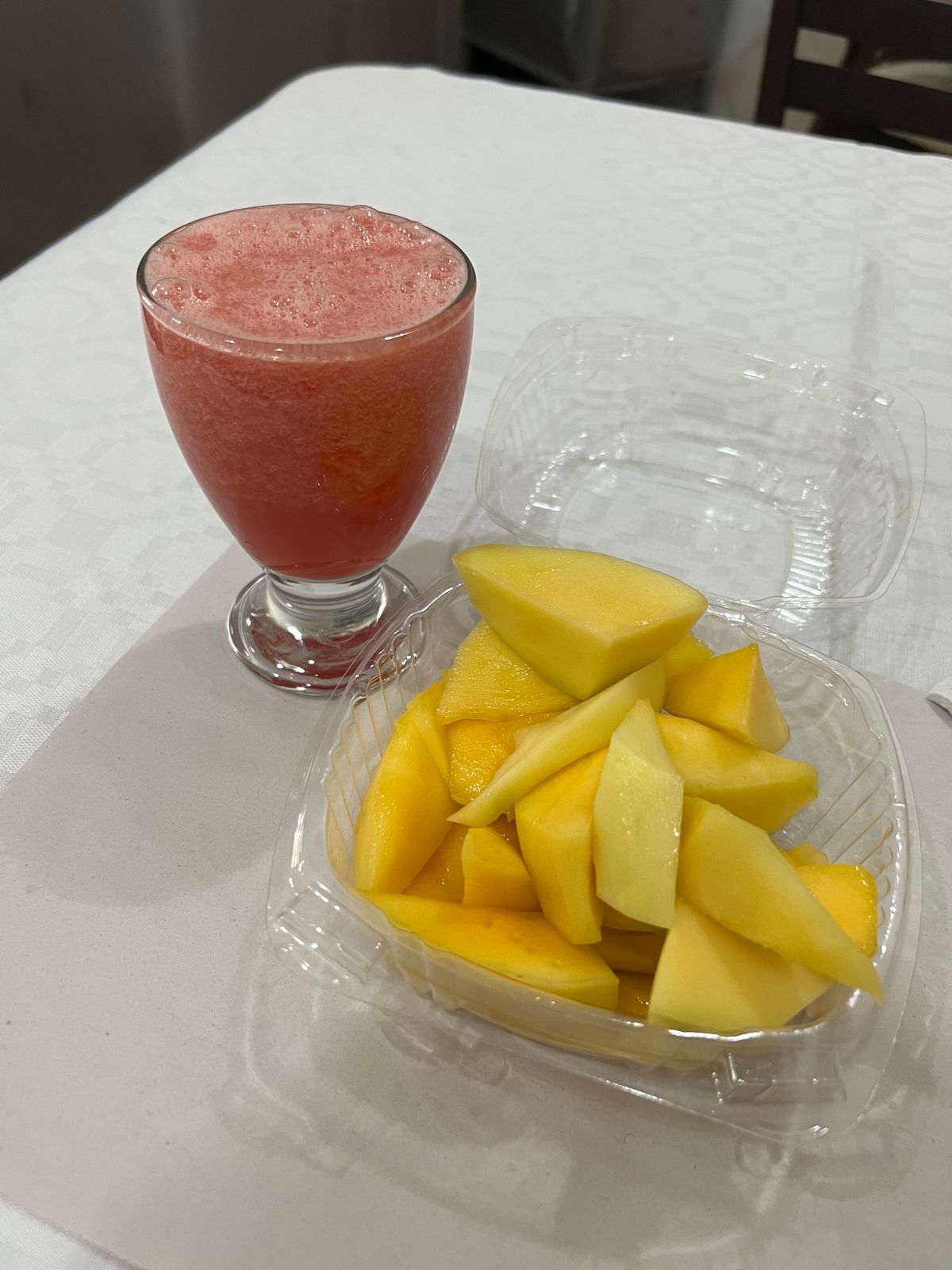 あまりに暑かったのでフルーツスタンドみたいなお店で休憩

あまり甘くなかっ...