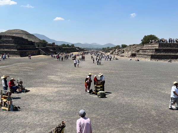 メキシコ・メキシコシティ「帰国後待機がなくなったのでついに海外旅行再開🙌」の写真：死者のみち
ナワの人たちは「神々の都市」...