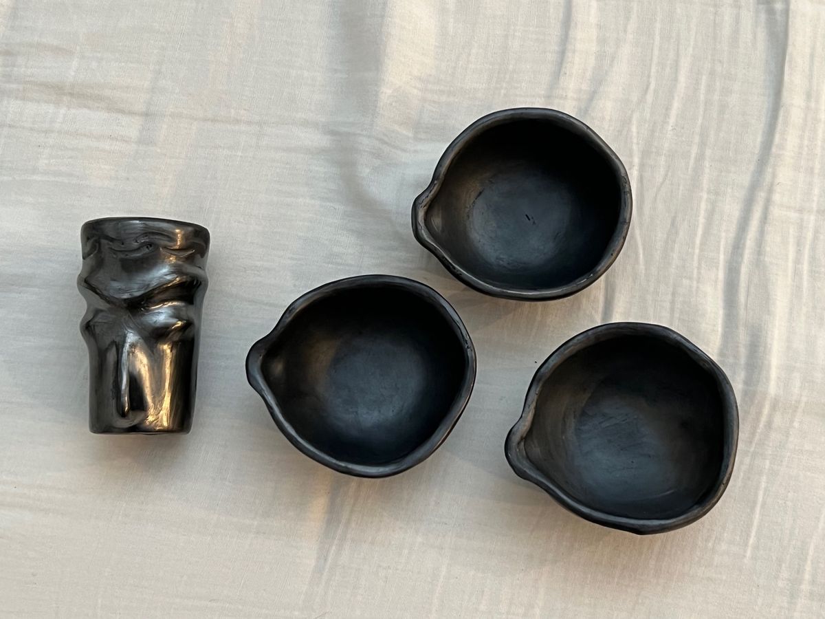 黒い焼き物の村で買った食器達

素焼きの村ですでに大量に買ってしまったから...