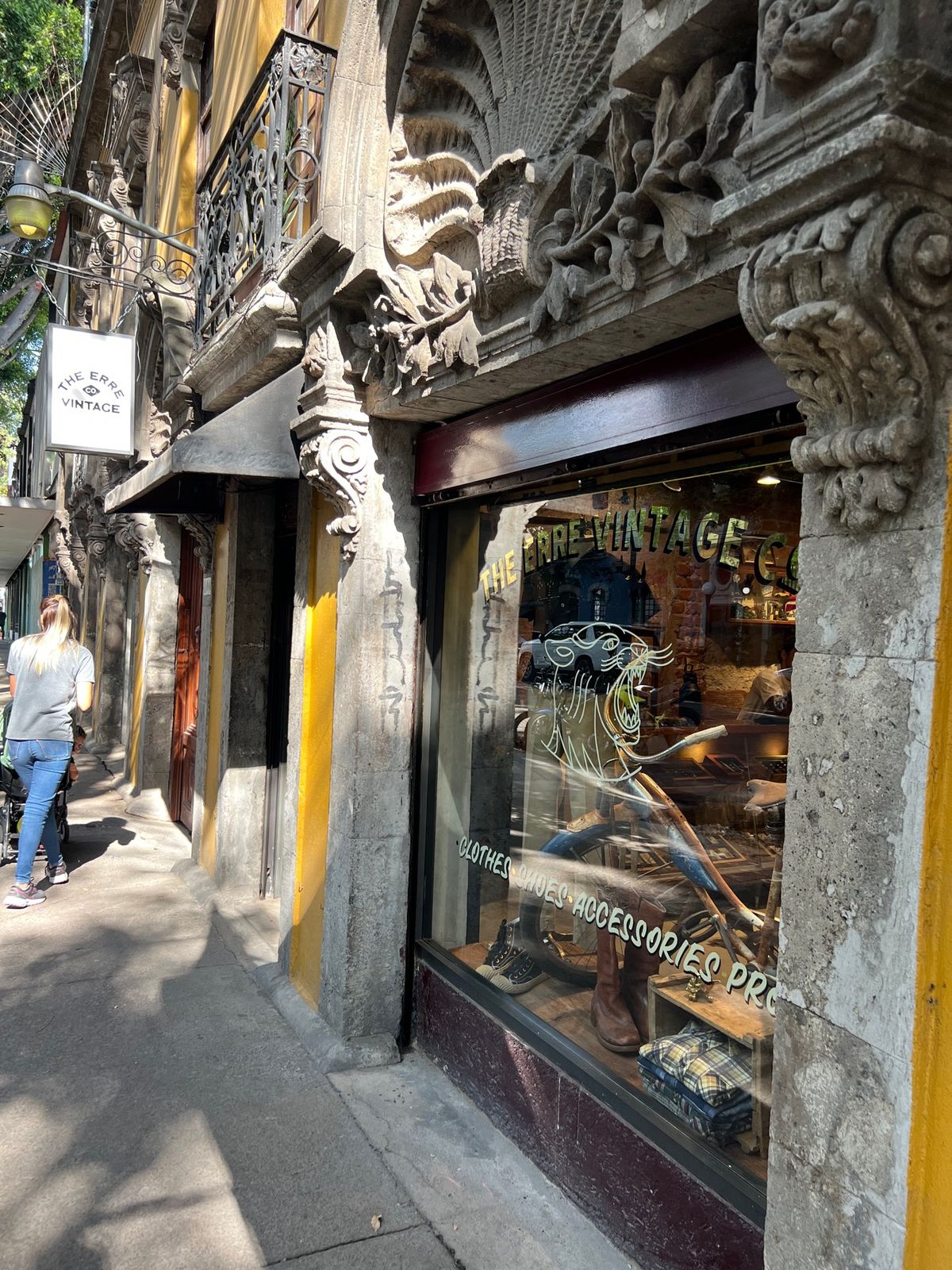 ERRE VINTAGE

ノリくんの友達のメキシコ人がやってる古着屋さん...