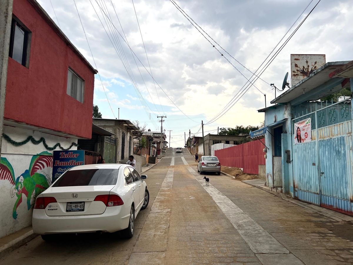 ここの工房は若いお兄さんがやってて
シンプルながらもちょっとクセのあるデザ...