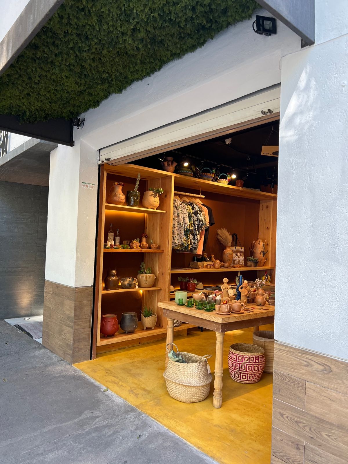 コリマ通りを南に過ぎたフロンテラ通り沿いにある雑貨屋さん

たぶんメキシコ...