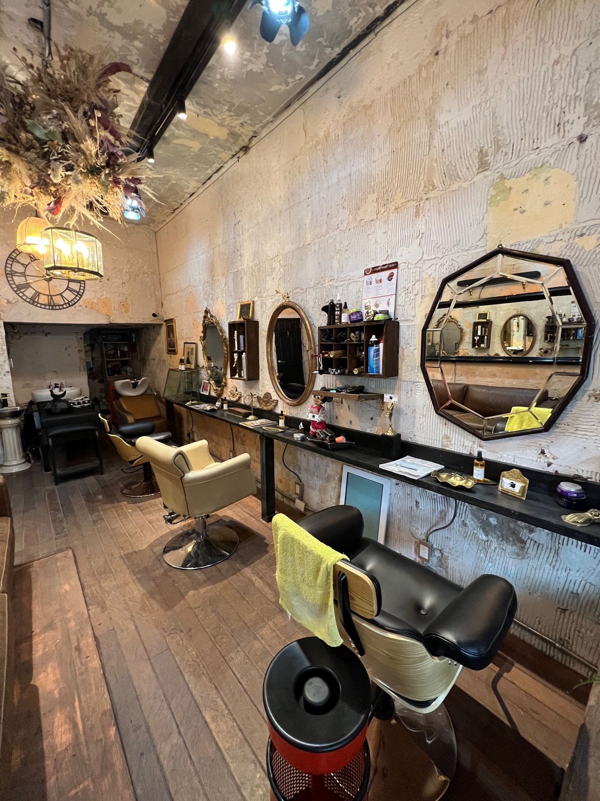 この日はノリくんのお店で髪をカットしてもらうことに

路面店はオープンした...