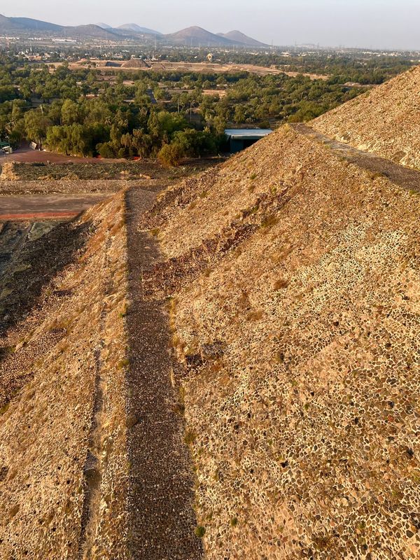 メキシコ・メキシコシティ「帰国後待機がなくなったのでついに海外旅行再開🙌」の写真：テオティワカンのピラミッド
近くでみると...