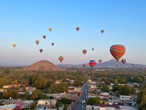 メキシコ・メキシコシティ「帰国後待機がなくなったのでついに海外旅行再開🙌」の写真：前方に見えるのがテオティワカンのピラミッ...