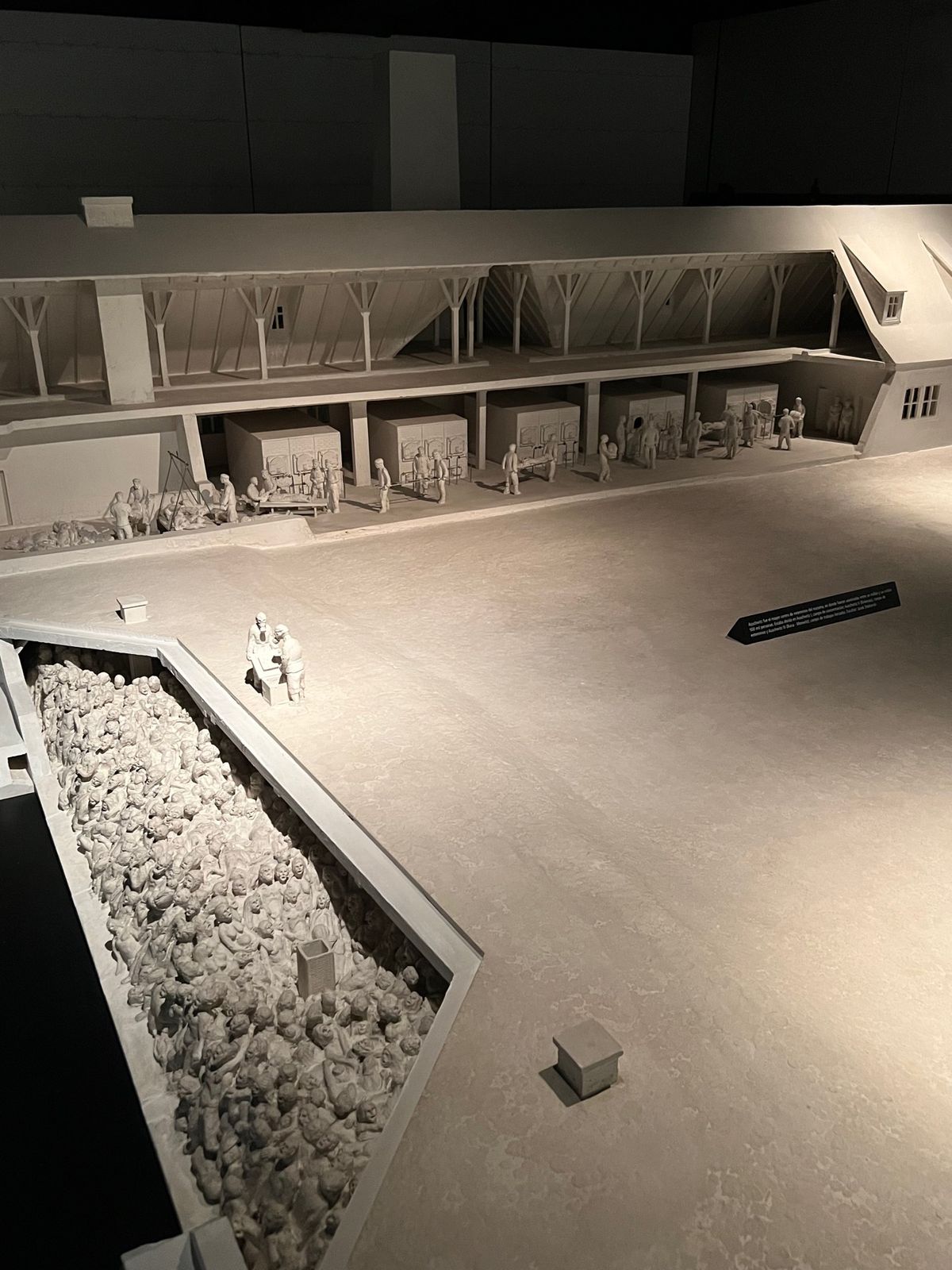 Memory and Tolerance Museum

まずはナチスドイ...