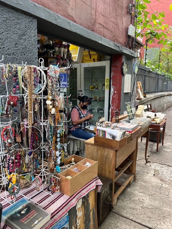 メキシコ・メキシコシティ「帰国後待機がなくなったのでついに海外旅行再開🙌」の写真：通りに出てるリサイクルショップ的な感じ？...