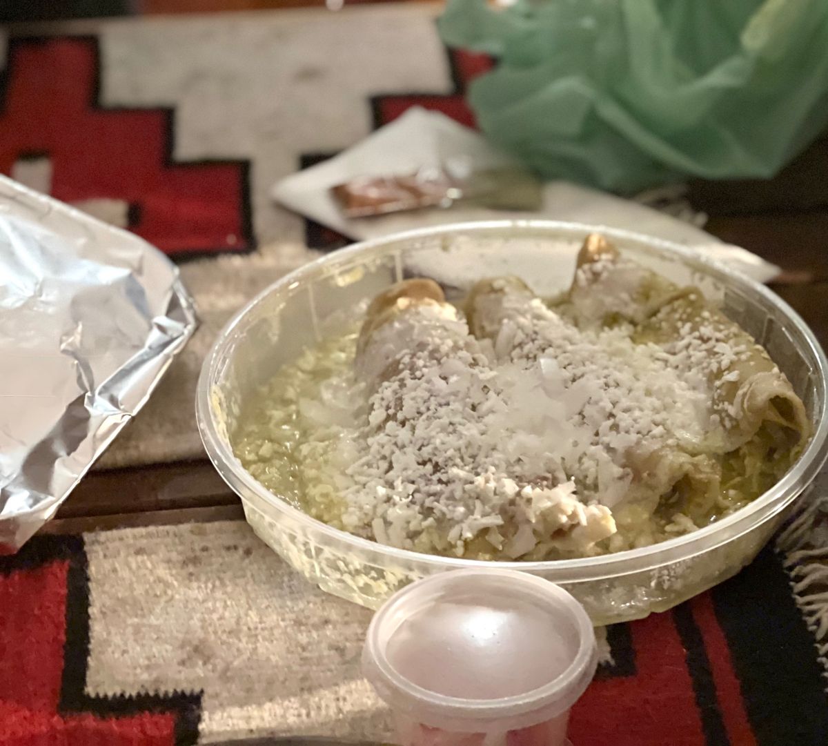 久々の長時間フライトはなかなか疲れた😩

晩ごはんはレストランに行くか迷っ...