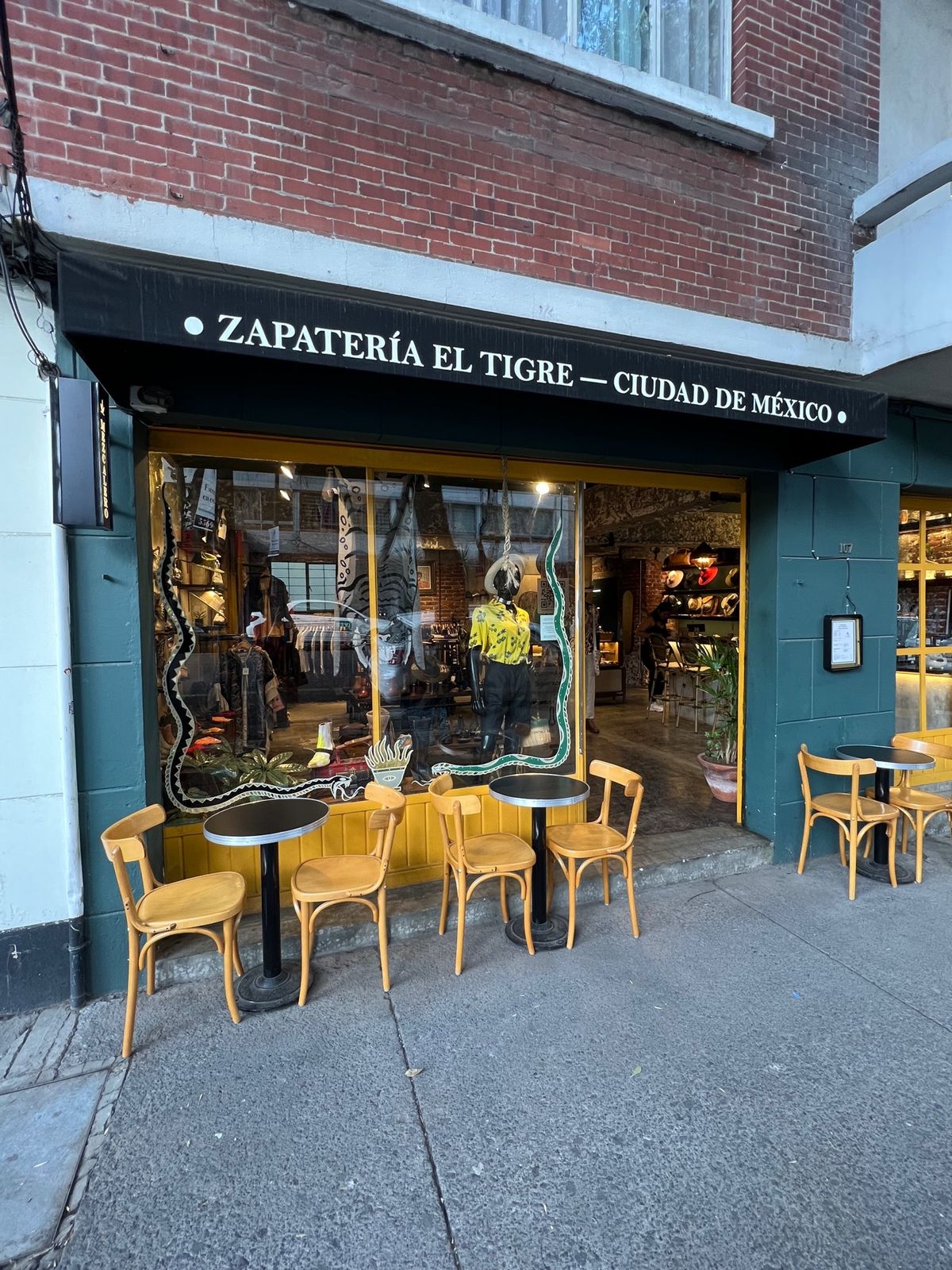 Zapatería El Tigre

靴屋さんみたいだけど
カフェが併設...