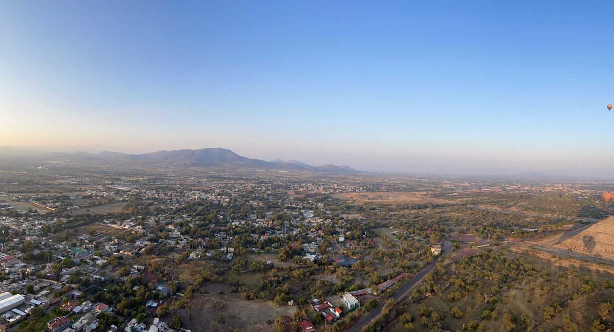 テオティワカンの町の上を過ぎたら
だんだん近づいてくるピラミッド

テオテ...