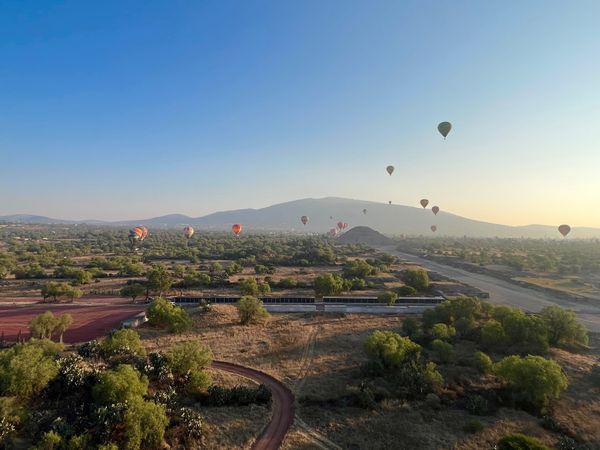 メキシコ・メキシコシティ「帰国後待機がなくなったのでついに海外旅行再開🙌」の写真：着陸が近くなってきた
民家もよく見える🏡