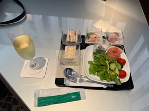 移住者ですか？的な荷物の多さ💦

初めて国際線のスイートラウンジを使ったん...