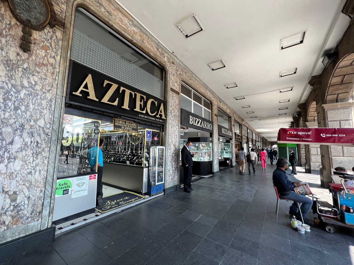 この旅初めてのソカロへ

ここはメキシコシティといえば！！的な大きな国旗が...