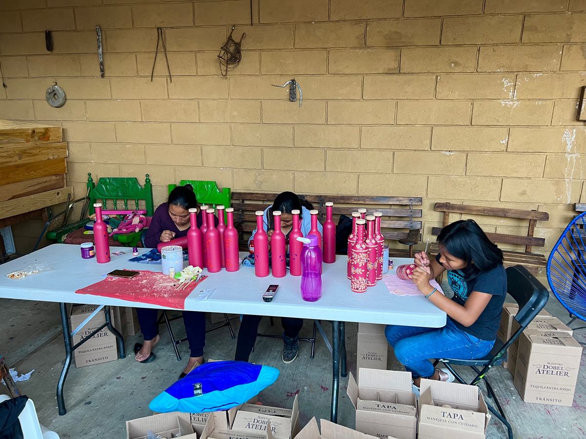 タクシーのおっちゃんの友達の工房

ここは店番のお姉さんが結構英語が喋れて...