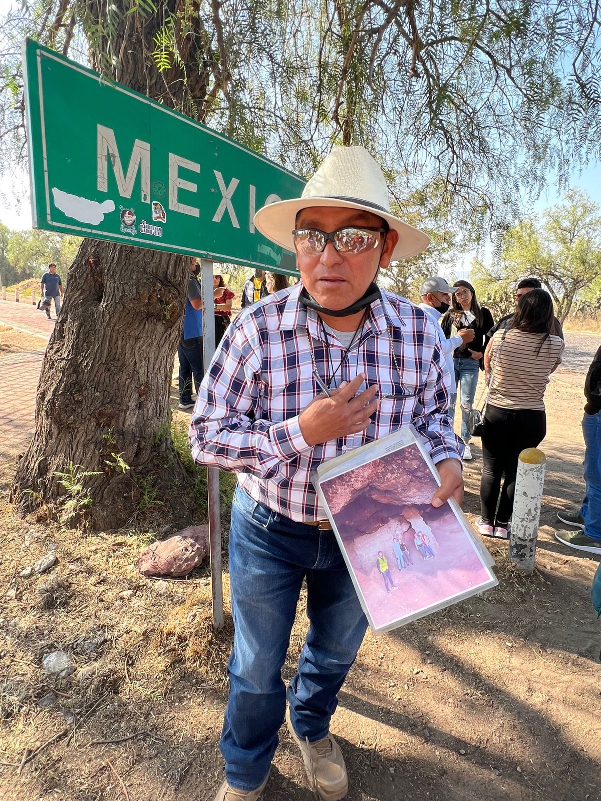 朝食の後は遺跡を見学する組とメキシコシティに戻る組に別れる

気球のガイド...