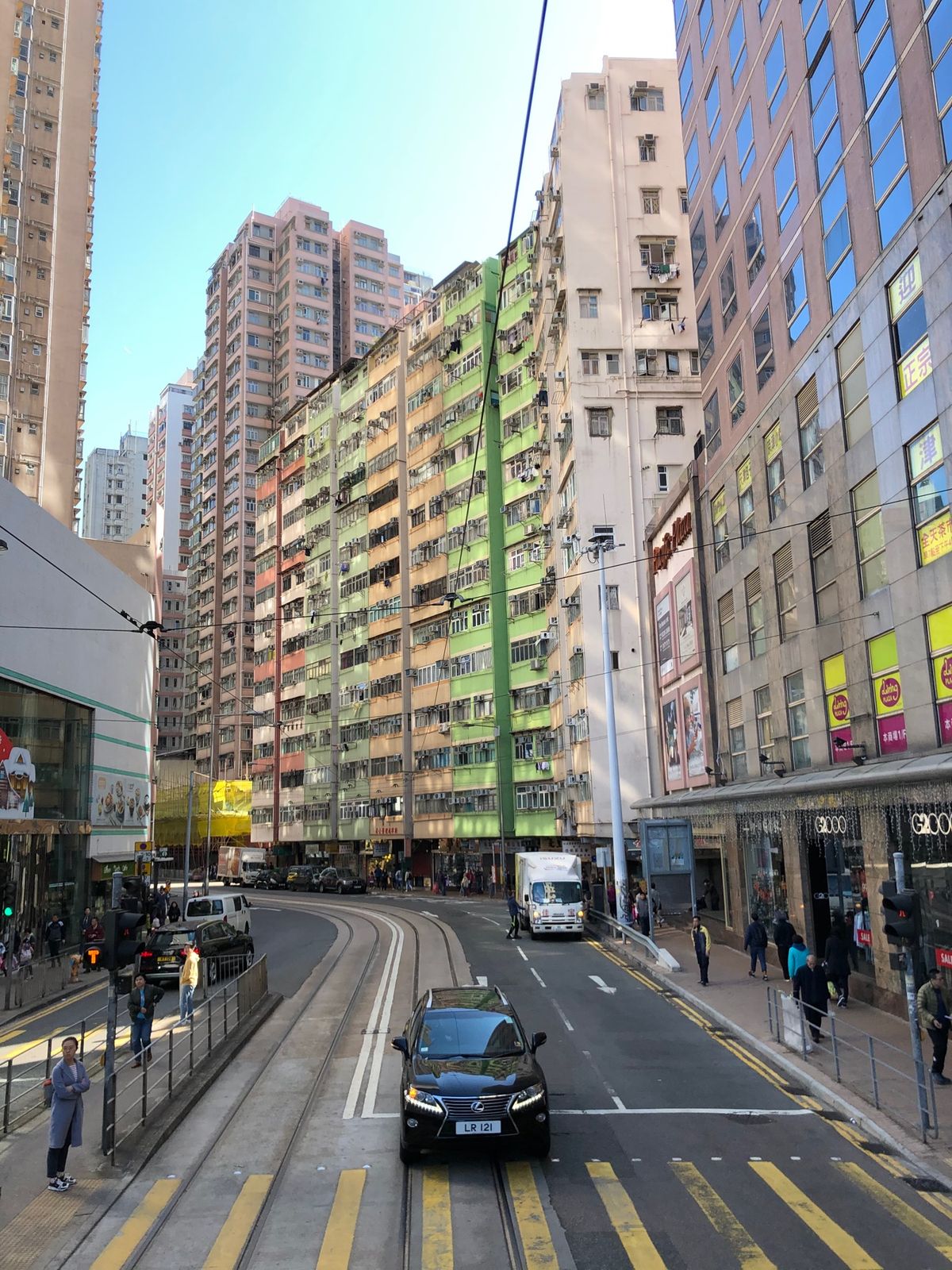 香港では朝飯にお粥が定番。ブルース・リーに挨拶したのち街歩き。