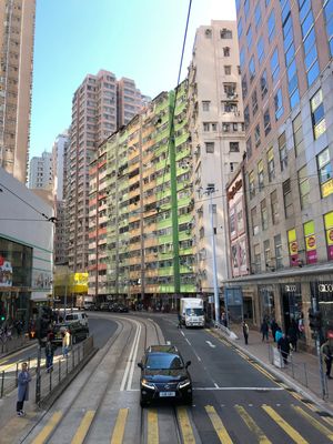 香港では朝飯にお粥が定番。ブルース・リーに挨拶したのち街歩き。