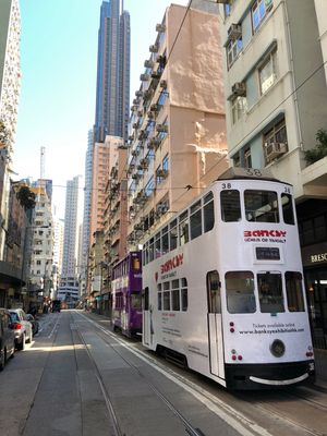 香港では朝飯にお粥が定番。ブルース・リーに挨拶したのち街歩き。