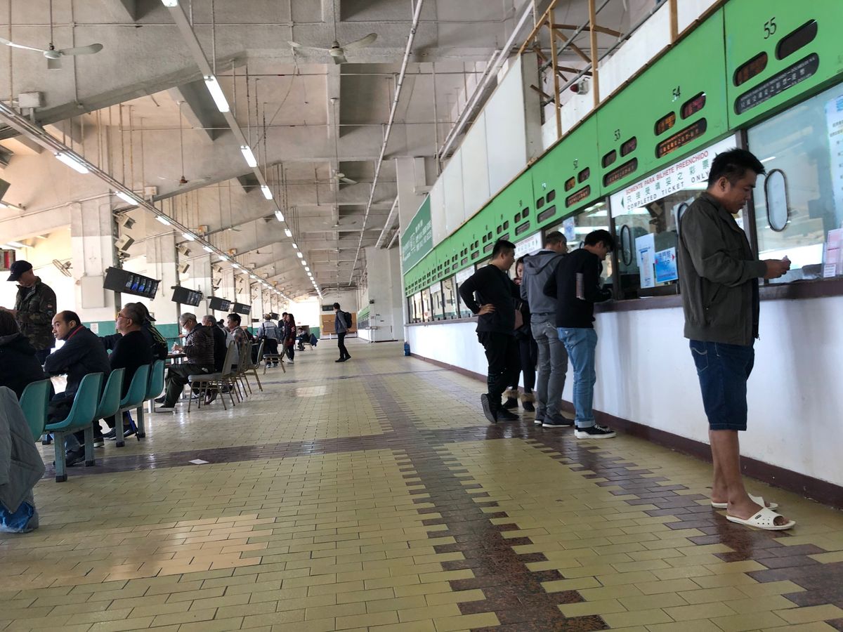 マカオ競馬場はかなりローカルな感じです。客席とコースの間には駐車場があった...